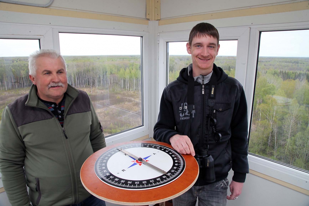 Edgars Čerņenoks (no labās) Stradu ugunsnovērošanas tornī par dežurantu strādā pirmo vasaru. Ziemeļaustrumu virsmežniecības inženieris ugunsapsardzības un saimnieciskajos jautājumos Pēteris Drozdovs uzsver, ka dežuranta darbs ir ļoti atbildīgs. 						   
Autors: Gatis Bogdanovs