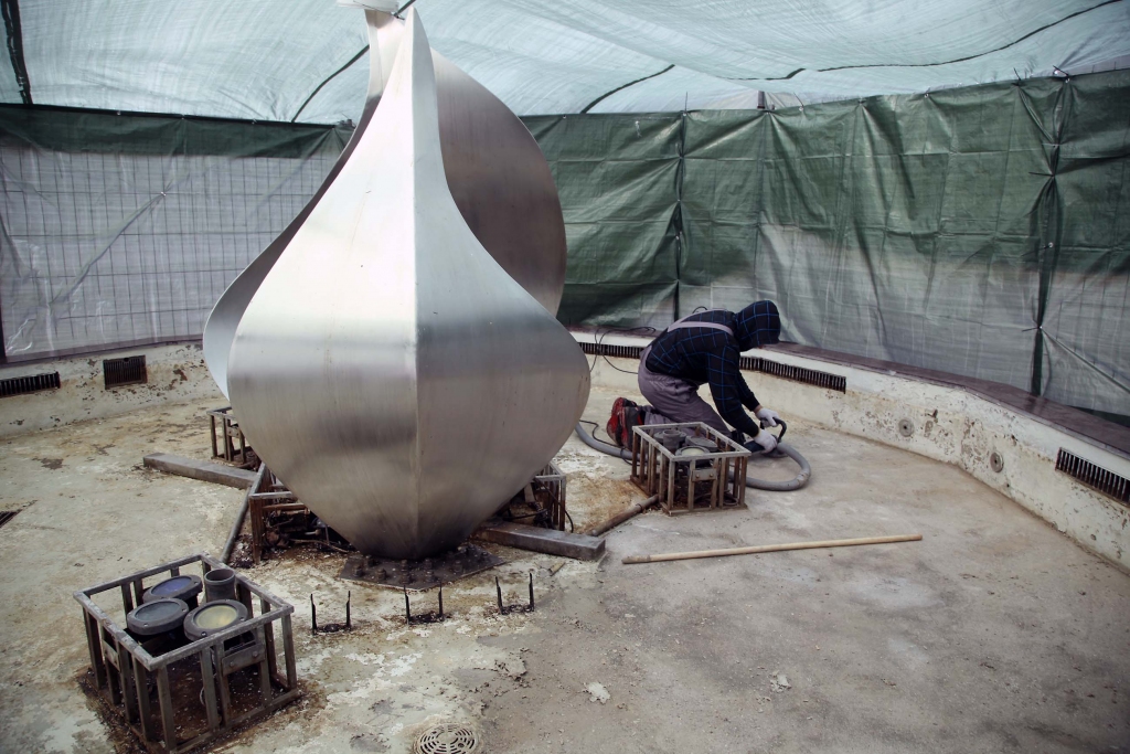 Lai arī no ārpuses izskatās, ka strūklaka ir “iepakota”, tās iekšpusē rosās meistars, kurš veic nepieciešamos darbus, lai tā jau pavisam drīz varētu tikt palaista, priecējot vietējos un arī ciemiņus.     
Autors: Gatis Bogdanovs