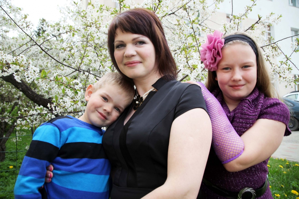 Svētdien, 11.maijā, gulbenietei Solvitai Groznijai būs dubulti svētki – 35 gadu jubileja un Mātes diena. Viņas bērni Sindija un Kristers sagādāja savai mammai lielu pārsteigumu, proti, atnāca uz “Dzirksteles” redakciju un atnesa sirsnīgu pieteikumu pārvērtībām, kurā lūgts parūpēties par to, lai viņu mamma svētkos izskatītos tik skaista kā karaliene! “Tad mēs būsim laimīga, skaista, mīļa ģimene,”  pieteikumā raksta Sindija, kura “Dzirkstelei” stāsta, ka viņas mamma ir mīļa, jauka, reizēm arī jautra un mēdz jokoties, dažreiz arī barga, kad tas ir pelnīts. “Man ļoti patīk Mātes diena, jo tad var apsveikt savu māmiņu, un labākā dāvana ir pašas izgatavots apsveikums vai dāvana, kā arī buča uz vaiga svētku rītā,” saka Solvitas meita Sindija. 	
Autors: Gatis Bogdanovs