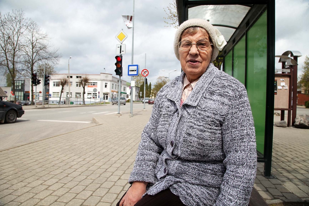 Pensionāre Dzidra Kronberga ir norūpējusies, kā nokļūt uz pilsētas jaunajiem kapiem, lai apkoptu tuvinieku atdusas vietu, jo ar kājām tik tālu ir grūti aiziet, sava transportlīdzekļa nav. 		   	                                                                                         
Autors: Gatis Bogdanovs 