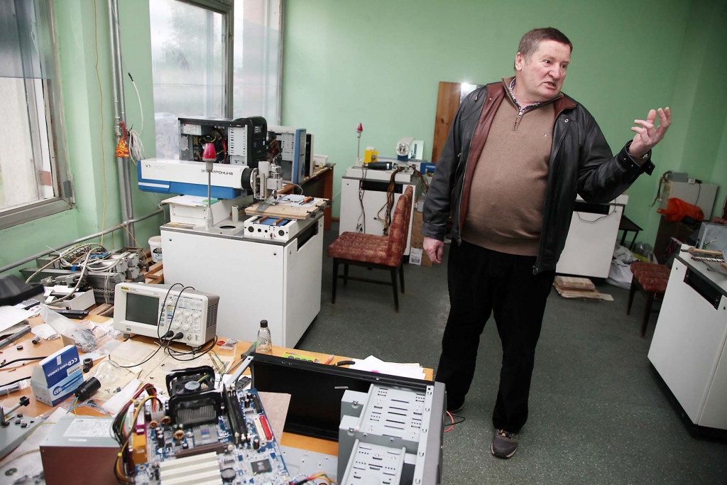 Ir idejas, kuras jāattīsta! Valērijs Bautris izdomā, pats izmēģina un tikai tad piedāvā uzņēmumā “Mitrāns” uzsākt jaut ko jaunu. To viņš sauc par savu hobiju. Viena no V.Bautra iecerēm ir piesaistīt jauniešus darbam ar programmēšanas iekārtām, izpildot dažādus pasūtījumus. 																
Autors: Gatis Bogdanovs