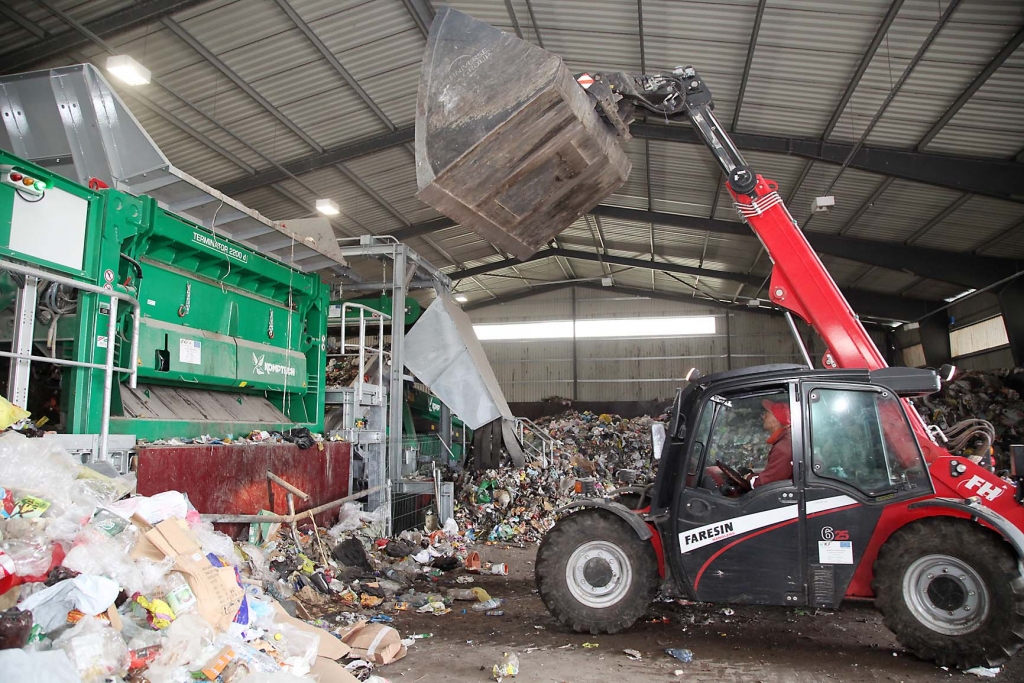 Nāk talkā tehnika! Poligona jaunais traktors, kā arī modernā mehāniskā iekārta katru dienu tiek galā ar visa pievestā atkritumu apjoma šķirošanu. 
Autors:  Gatis Bogdanovs