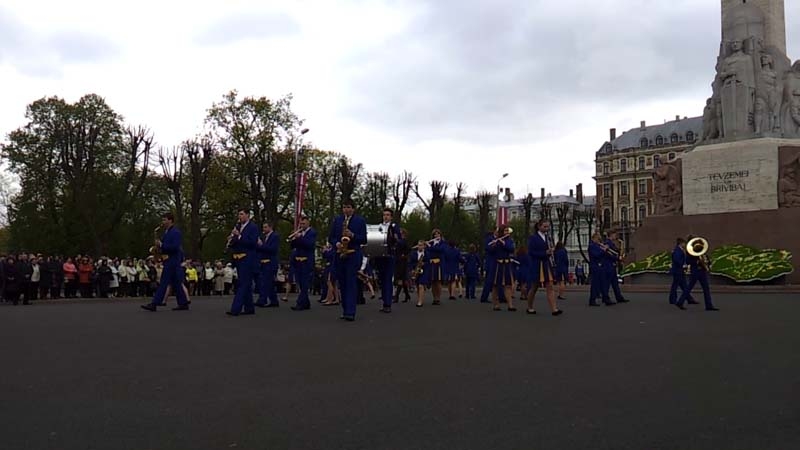 Gulbenes mūzikas skolas pūtēju orķestris diriģenta Donāta Veikšāna un horeogrāfes Ilzes Līviņas vadībā piedalījās Latvijas izglītības iestāžu pūtēju orķestru defilēšanas programmu finālkonkursā un pūtēju orķestru koncertā, kas notika 4.maijā laukumā pie Brīvības pieminekļa.


Autors: no personiskā arhīva