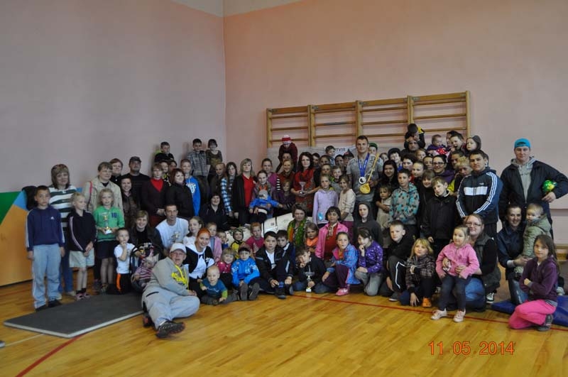 Daumants saņēma īpašu Stāķu kausu, kuru bija sarūpējušas Stradu pagasta vokālā ansambļa „Pieskāriens” dalībnieces.