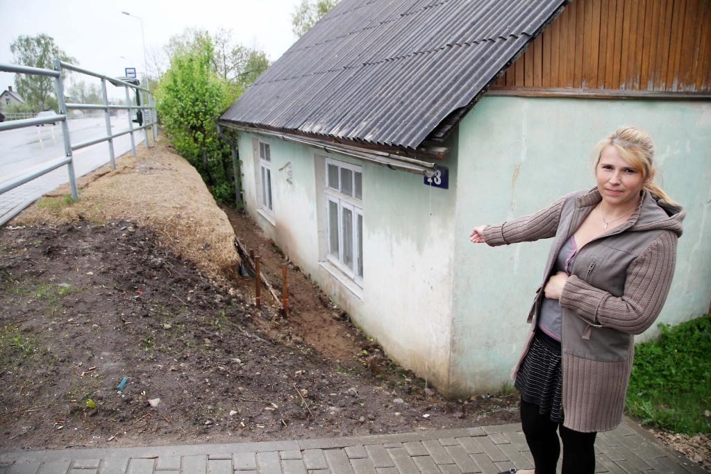 “Savas neērtības ir. Istabās ir tumšs. Tagad lietus laikā var redzēt, kā mitrums krājas mājas priekšā pie pamatiem, līdz ar to istabas pelē,” saka Blaumaņa ielas 13 mājas iedzīvotāja Evita Pāvulēna.
Autors: Gatis Bogdanovs