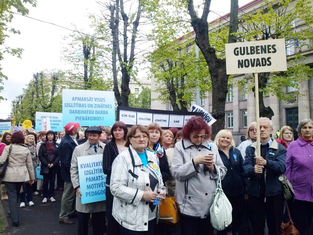 Cik ilgi izglītība var gaidīt? Šis jautājums nodarbina katru Latvijas izglītības darbinieku. Ne tikai tos, kas vakar piedalījās piketā. Gulbenes novadu tajā pārstāvēja aptuveni 80 pedagogi.               
Autors: no personiskā arhīva 