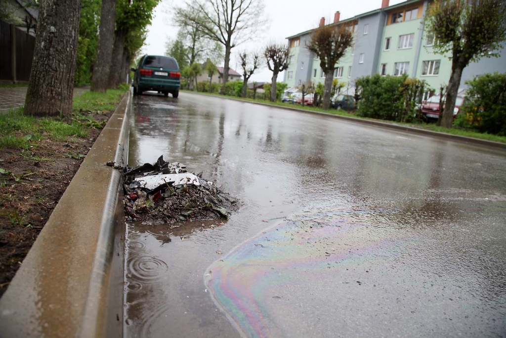 Par avāriju, kas notika naktī no sestdienas uz svētdienu, liecina vairs tikai kaudzē saslaucītās atlūzas.                  											
Autors: Gatis Bogdanovs