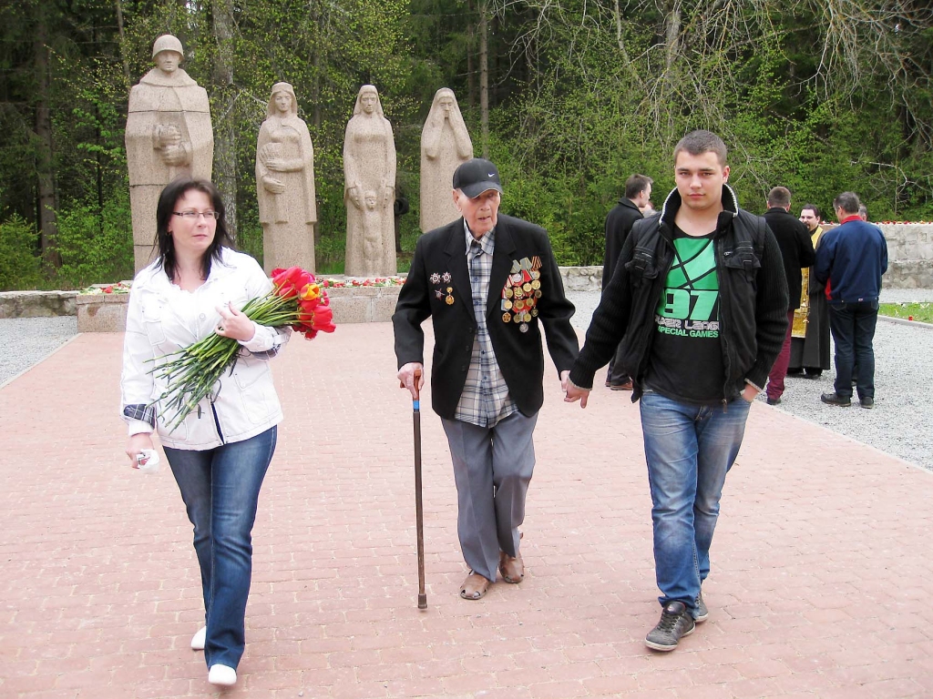 89 gadus vecais gulbenietis Aleksandrs Rakitins, kurš arī ir Otrā pasaules kara veterāns, 9.maijā uz Gulbenes Brāļu kapiem atnāca kopā ar mazmeitu Ingu un mazmazdēlu Rolandu. 		       
Autors: Diāna Odumiņa