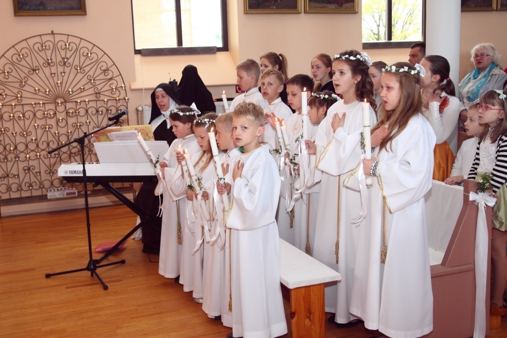 Viens no skaistākajiem brīžiem draudzē – bērnu iesvētības, beidzot mācības svētdienas skolā. 
Autors: Voldemārs Safronovs