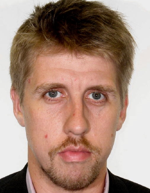 Fotogrāfijā vīrietis redzams pases bildē, tagad vīrietis ir bez ūsām un bārdas.
Autors: no policijas arhīva