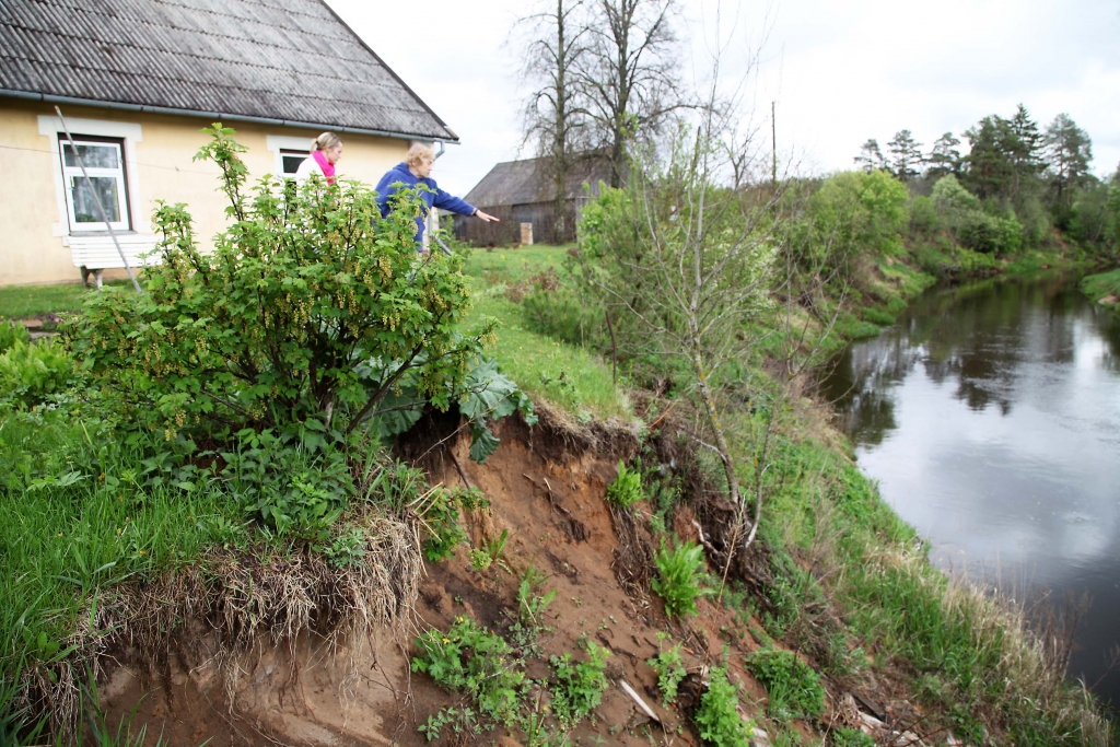 Lejasciemiete Valda Baltiņa, kura visu mūžu ir nodzīvojusi “Gaujmalnieku” mājās, rāda, ko spēj izdarīt dabas spēks. Gauja pietuvojusies pavisam tuvu viņas mājām.												    
Autors: Gatis Bogdanovs