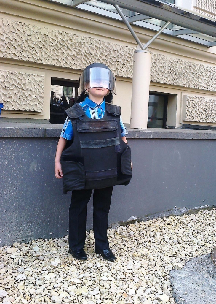 Kā inkasators! Gulbenietis, pirmklasnieks Rainers Eizāns ekskursijas laikā Latvijas Bankā uzzināja un redzēja, ka valstī tiek pārvadāta skaidra nauda un kā tiek nodrošināta tās apsargāšana. Zēns pielaikoja apsargu aprīkojumu un jutās kā “zvaigžņu karu” personāžs. Tas bija lielisks piedzīvojums. 			        
Autors: no personiskā arhīva