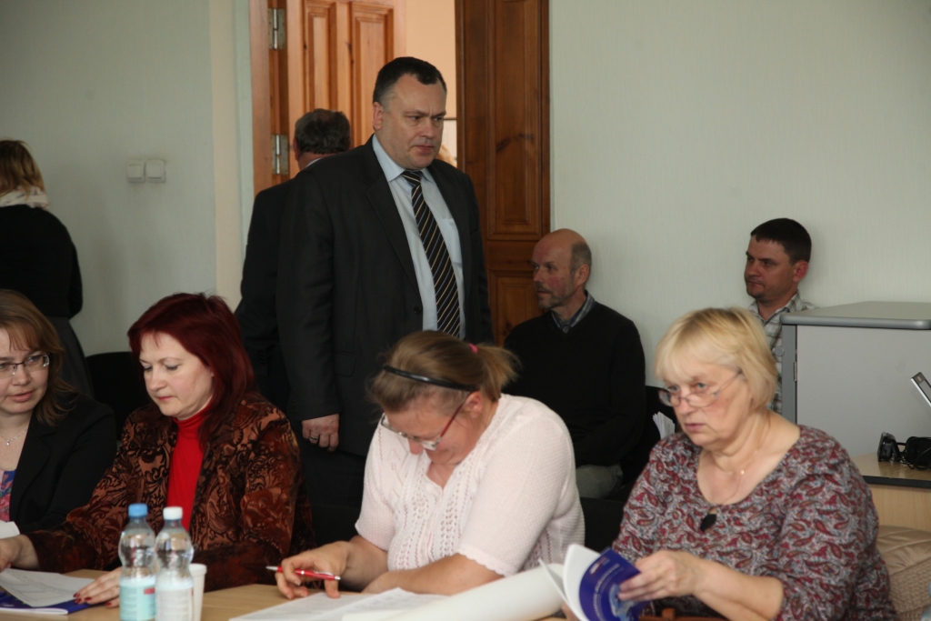 Arnis Cimdars vakar Gulbenē uzsvēra, ka pirms vēlēšanām iecirkņu komisijām obligāti ir jāpārbauda katrs vēlēšanu zīmju komplekts, lai nepietrūktu nevienas vēlēšanu zīmes. Vēlēšanu aploksnes un vēlēšanu zīmes Gulbenē nonāks šodien. Tās visā Latvijā ir sarūpētas centralizēti.
Autors: Gatis Bogdanovs