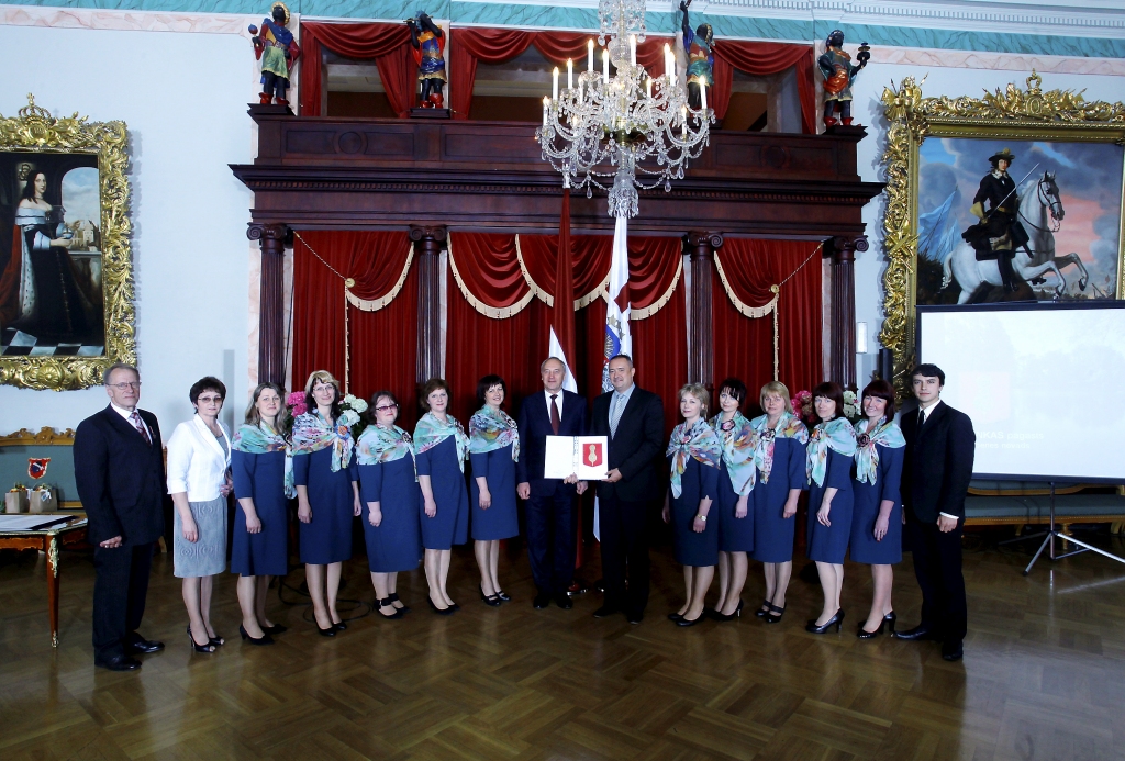 Ģerboņu svētkos, kas 15.maijā notika Melngalvju namā, Valsts prezidents Andris Bērziņš pasniedza jauno Rankas pagasta ģerboni.
Autors: no Valsts kancelejas