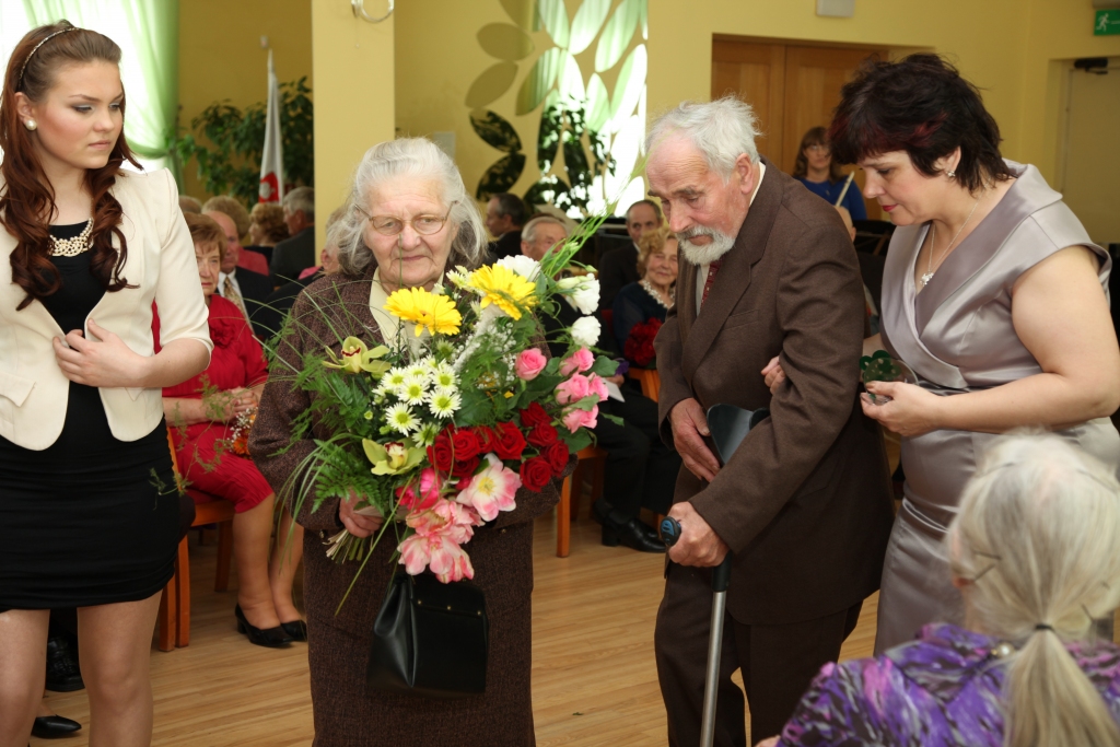 Smaragda kāzu jubilejā par 55 kopā nodzīvotiem gadiem svinīgajā pieņemšanā pie Gulbenes novada domes priekšsēdētāja Nikolaja Stepanova, kas 17.maijā notika Gulbenes kultūras centrā, piedalījās arī gulbenieši Janīna un Modris Jurjāni. Viņi savu laulību reģistrēja 1959.gada 1.novembrī. Kopīgi vadītajos mūža gados pieticis visa – gan prieka, gan arī skumjāku brīžu, bet vienmēr pāri visam stāvējusi mīlestība, cieņa vienam pret otru un sapratne. „Kad mamma ada, tēvs viņai labprāt lasa priekšā kādu grāmatu. Viņi abi ir lieli grāmatu lasītāji,” tā par vecākiem saka viņu meita Antra (no labās).   
Autors: Gatis Bogdanovs  