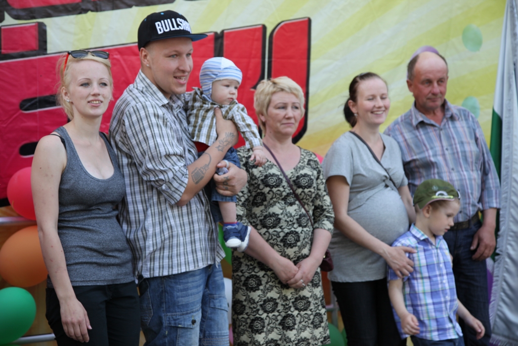 Ar pieciem bērniem un arī ar mazbērnu pulciņu ir bagāta Dimpēnu ģimene Jaungulbenē. Viņi ir aktīvi amatierteātra kolektīva dalībnieki.
Autors: Gatis Bogdanovs