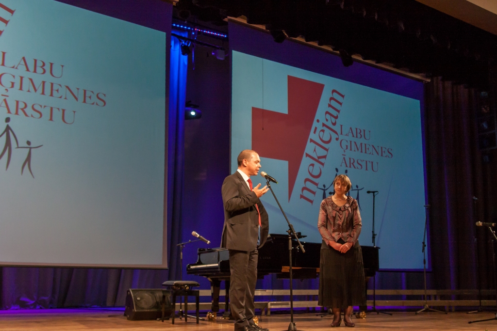 Kopā ar akcijas “Meklējam labu ģimenes ārstu!” galveno balvu ieguvējām uz skatuves tikai aicināta arī Lizuma pagasta ģimenes ārste Baiba Mezīte, kura tieši 16.maijā svin savu dzimšanas dienu. Visi klātesošie publiski sveica B.Mezīti arī dzimšanas dienā, dziedot dzimšanas dienas apsveikumu. Firmas “Remedica” pārstāvis Uldis Veits teica runu un pasniedza balvu no “Bioderma”. Dziedātājs Kārlis Būmeisters Baibai muzikālajā pauzē veltīja dziesmas „No sirds uz sirdi” un „Tici vai nē ”. 
Autors: Publicitātes foto  