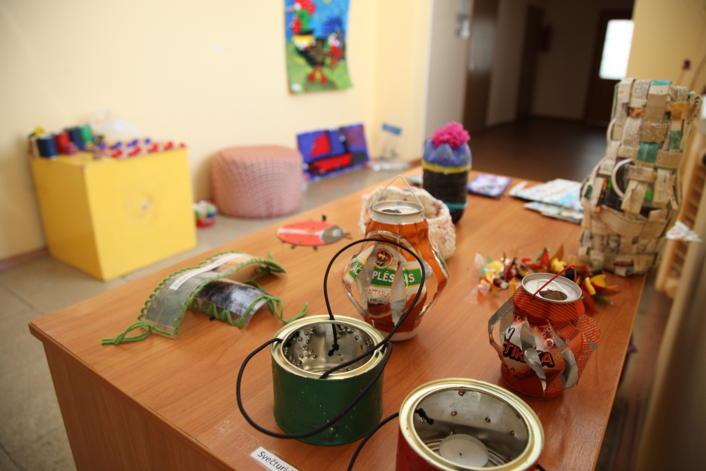 No skārda bundžām tapuši savdabīgi lukturīši. 
Autors: Gatis Bogdanovs