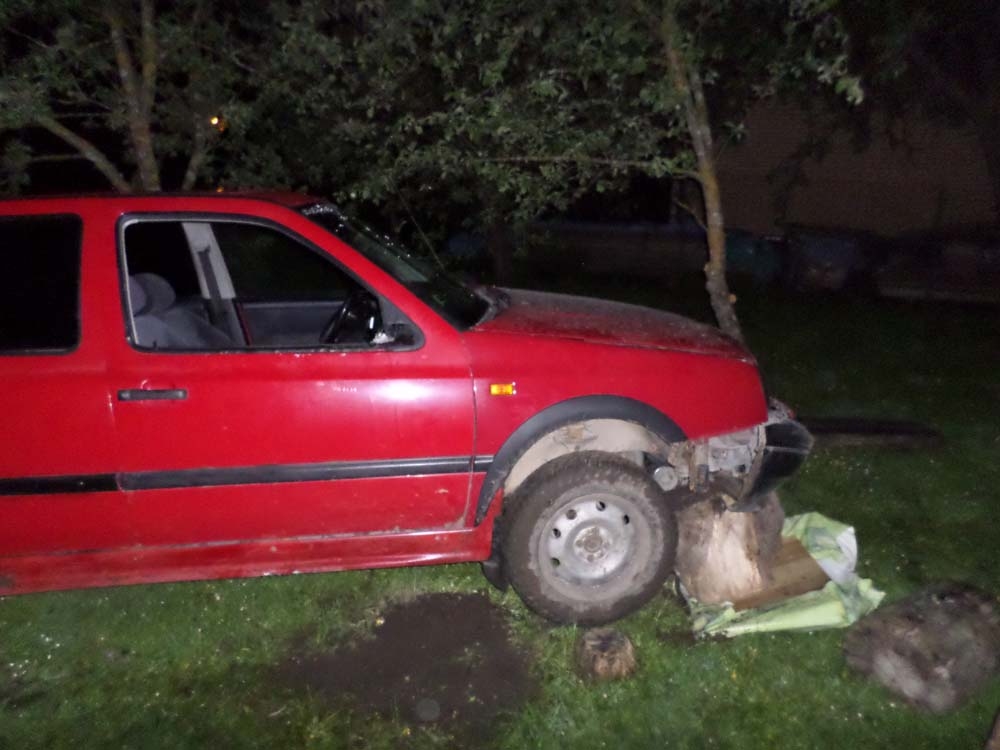 Kad gandrīz pusnaktī bija izbraukts pāri divu Raiņa ielas namsaimnieku dārziņiem, automašīnas skrējienu apturēja āra koka galds Raiņa ielas mājas pagalmā, uz kura tad arī uzkārās ātrbraucēji.
Autors: Aija Bancāne