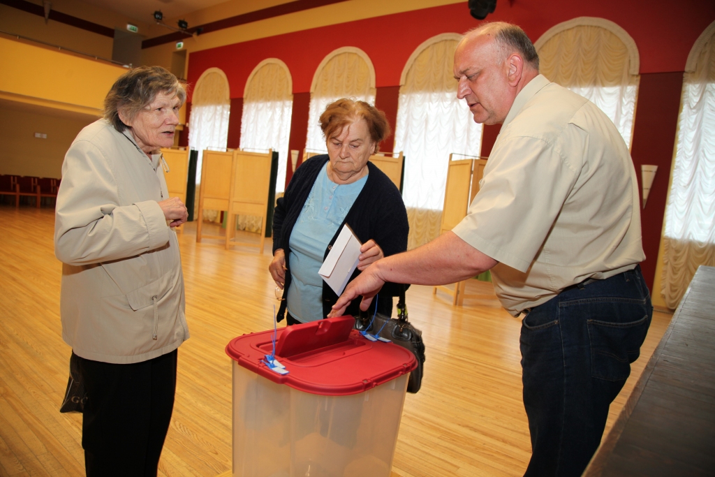 Iepriekšējās balsošanas pirmajā dienā, 21.maijā, Gulbenes vēlēšanu iecirknī Gulbenes kultūras centrā pati pirmā pie vēlēšanu kastes devās gulbeniete Aija Dauka (no kreisās) un Aina, kura gan nevēlējās minēt savu uzvārdu. “Vēlēšanu dienā neatradīšos Gulbenē, tāpēc arī nobalsoju agrāk. Man bija skaidrs, par ko balsot, tāpēc izvēle nekādas problēmas neradīja,” teica A.Dauka. Abas balsotājas saņēma norādi, ka vēlēšanu kastē jāiemet tikai aizlīmēta vēlēšanu aploksne. Tas arī tika izdarīts. 
Autors: Gatis Bogdanovs  
