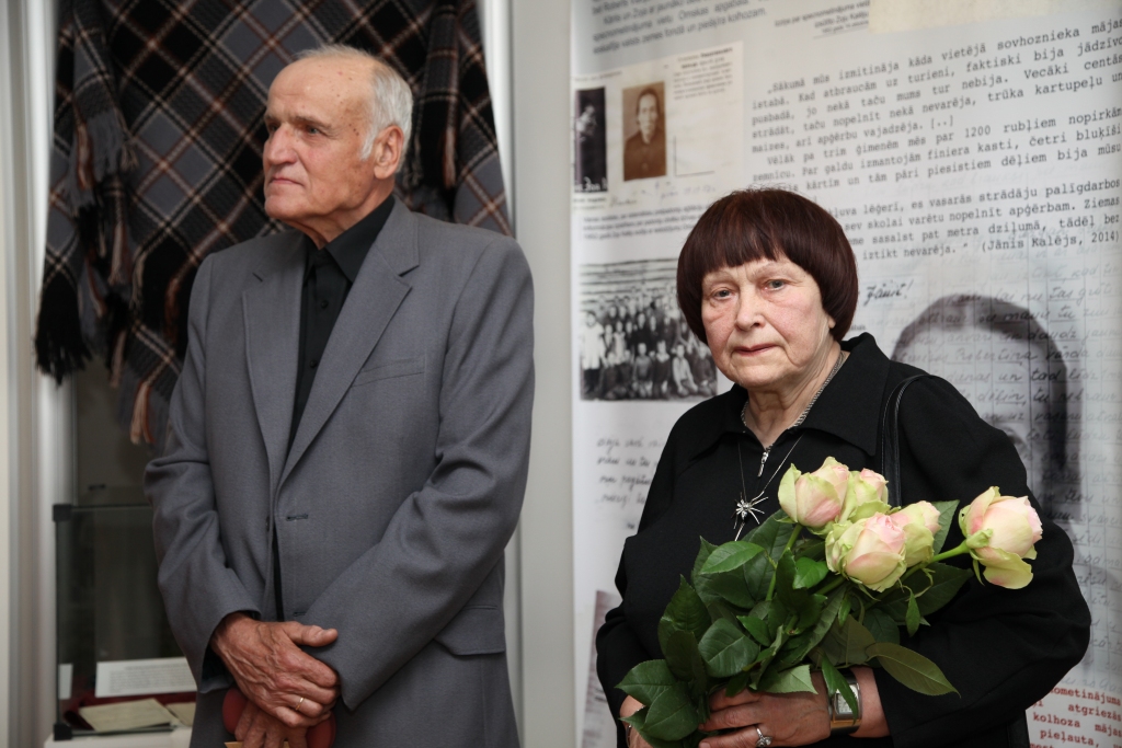 Jānis Kalējs, kurš kopā ar savu sievu Valentīnu piedalījās izstādes atklāšanā, ir rūpējies par savas dzimtas vēstures saglabāšanu.	
Autors: Gatis Bogdanovs