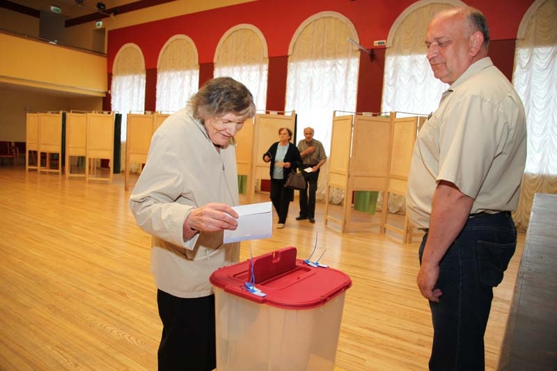 Iepriekšējās balsošanas pirmajā dienā, 21.maijā, Gulbenes vēlēšanu iecirknī Gulbenes kultūras centrā pati pirmā pie vēlēšanu kastes devās gulbeniete Aija Dauka. “Vēlēšanu dienā neatradīšos Gulbenē, tāpēc arī nobalsoju ātrāk. Man bija skaidrs, par ko balsot, tāpēc izvēle nekādas problēmas neradīja,” teica A.Dauka. Balsotāja saņēma norādi, ka vēlēšanu kastē jāiemet tikai aizlīmēta vēlēšanu aploksne. Tas arī tika izdarīts.
Autors: Gatis Bogdanovs