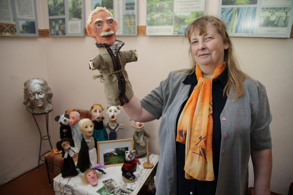 Lizuma vidusskolas skolotāja Vaira Briede labprāt atklāj seno leļļu gatavošanas mākslu, ko sauc par papjē mašē. Šajā tehnikā lelles Lizumā darinātas jau 1949.gadā skolotājas Annas Ķerzumas vadībā. Šobrīd lelles „dzīvo” Lizuma vidusskolas Novadpētniecības muzejā, bet tad, kad rakstnieka Apsīšu Jēkaba dzimtās mājas „Kalaņģi” tiks pilnībā atjaunotas, tās pārcelsies uz turieni. Izmantojot senajā tehnikā izgatavoto rakstnieka stāsta „Bagāti radi” tēlus, piemēram, Andra tēvu un Andra māti un citus, iecerēts uzņemt arī leļļu filmu. 
Autors: Gatis Bogdanovs