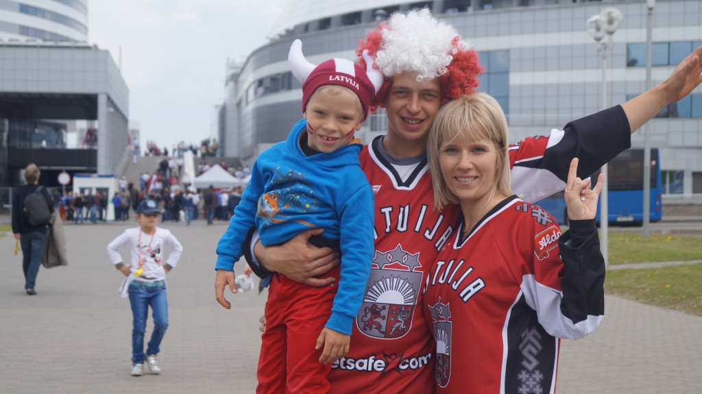 Zinta Vagule ar dzīvesbiedru Andri un dēliņu Alenu atzīst – tādas emocijas var gūt tikai, skatoties spēles klātienē. 	
Autors: no personiskā arhīva