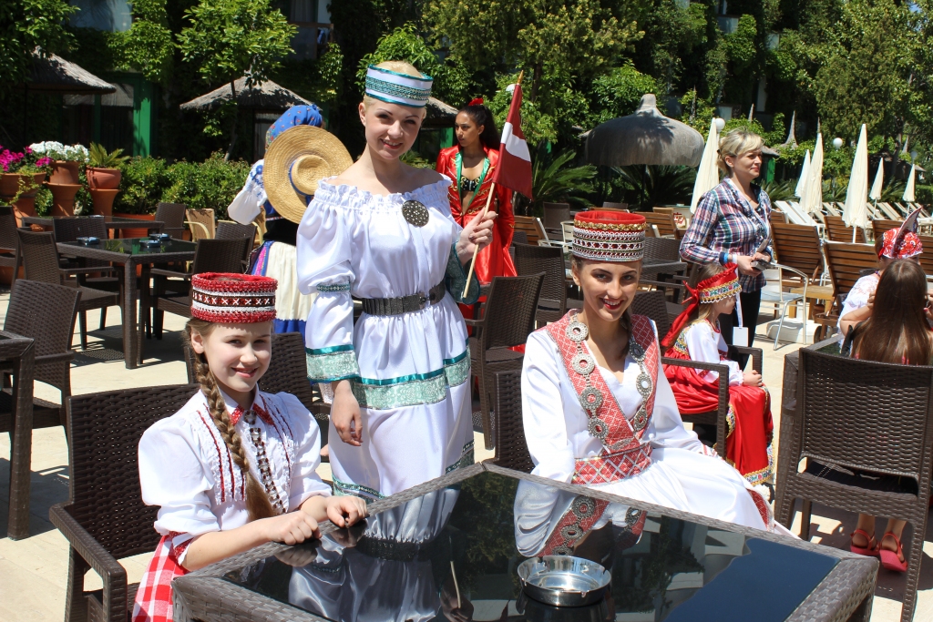 GoDam Turcijā pārstāvējušas Gulbenes novadu un Latviju! Žūrijas un skatītāju simpātijas iemantoja Terēze Ance Putene (no kreisās) un Eda Endija Ezergaile. Elīza Ļistopada kļuva par absolūto uzvarētāju modes un talantu konkursā “Model & Talent World”. 
Autors: no personiskā arhīva