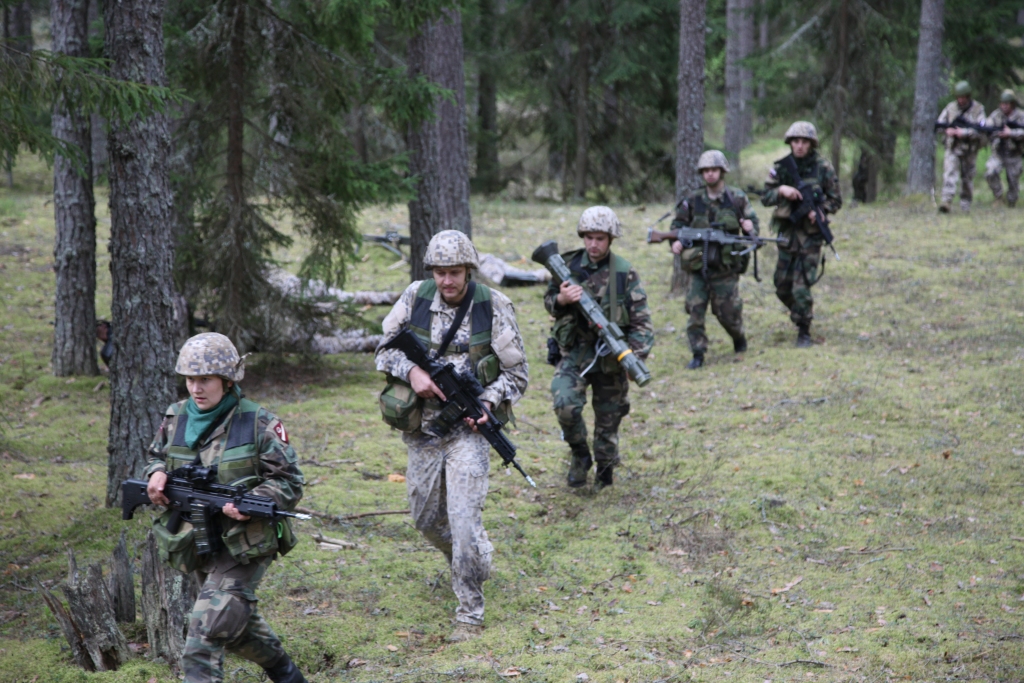 Arī sievietes tiek galā ar zemessargu pienākumiem. Stārp mācību dalībniekiem ir daudz jauniešu un arī pusmūža cilvēki.
Autors: Gatis Bogdanovs