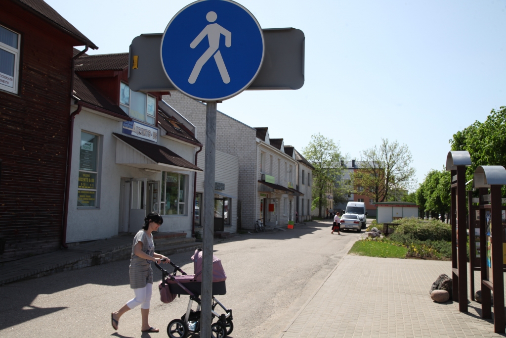 Rīgas ielas gājēju zonā braukt ar automašīnām un novietot tās tur stāvēšanai nav atļauts. 
Autors: Gatis Bogdanovs
