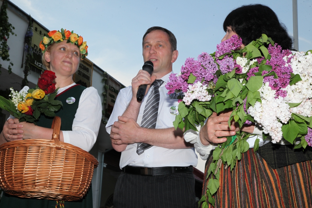 Sestdien, 24.maijā, bijusī Lizuma muižas klēts, bijušais aizsargu nams, kas kopš 1934.gada kalpo par pagasta kultūras dzīves centru, atkal kopā pulcināja tos, kuriem kultūra ir sirdslieta. Lizuma kultūras nama vadītājai Elitai Dūtei (no kreisās) pagasta pārvaldes vadītājs Uģis Aigars ir atbalsts gan finansēs, gan idejās. To zina un jūt arī Laima Klimone, kuru Lizumā uzskata par folkloras teicējas Žagaru Mades gara mantinieci. 
Autors: Gatis Bogdanovs