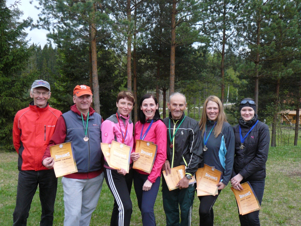 Gulbenes novadu sacensībās pārstāvēja Vladislavs Ponomorenko (no kreisās), Imants Kublačovs, Sarmīte Gobiņa, Dace Anča, Jānis Ančs, Anita Žavrida, Mārīte Bluka un Pēteris Borodkins (attēlā nav redzams). 	
Autors: no personiskā arhīva