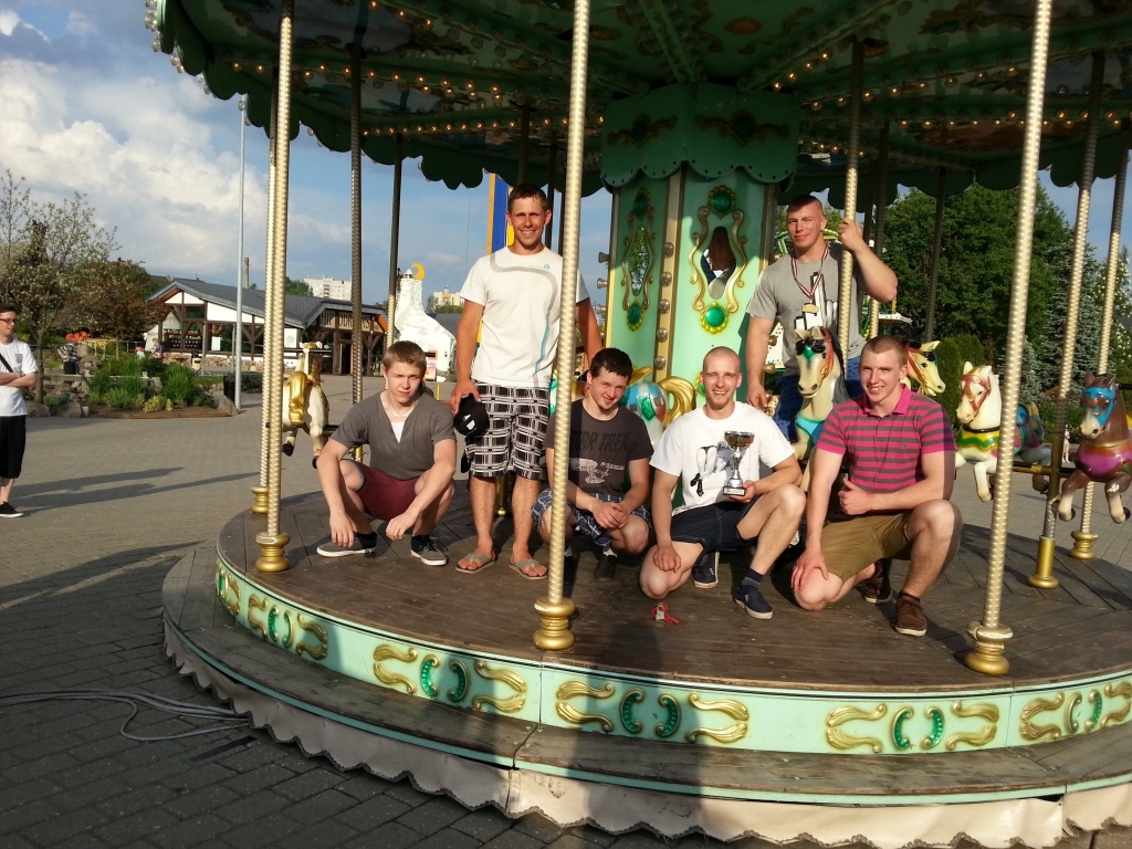 “Lido kausā” spēka cīņas sacensībās komandu konkurencē “Gulbenes K.S.P.” komanda izcīnīja 1.vietu.
Autors: no personiskā arhīva