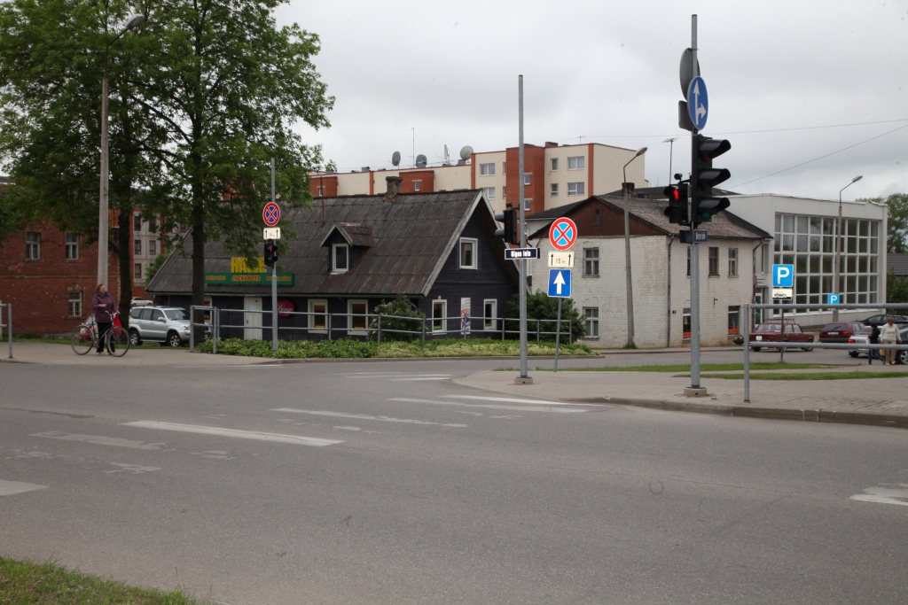 Cīņa ar trokšņotājiem naktī pilsētā un īpaši spēļu zāļu tuvumā visaktuālākā, šķiet, ir tieši siltajā laikā. 
Autors: Evita Brokāne