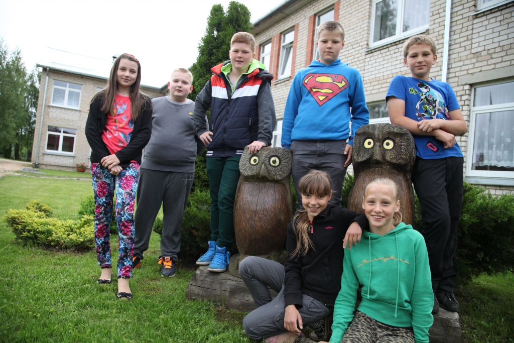 Gulbenes Bērzu sākumskolas piektklasnieki atzīst, ka ir ļoti sailgojušies pēc vasaras brīvlaika, kurš gan parasti paskrienot vēja spārniem. “Mēs gaidījām vasaru! Cik jauki, ka brīvlaiks jau klāt!” priecājas skolēni. Viņi neslēpj, ka ieceres, kā pavadīt vasaru, ir visdažādākās – tie ir ceļojumi, piedalīšanās vasaras nometnēs, kopīga atpūta ar draugiem un arī strādāšana. 
Autors: Gatis Bogdanovs