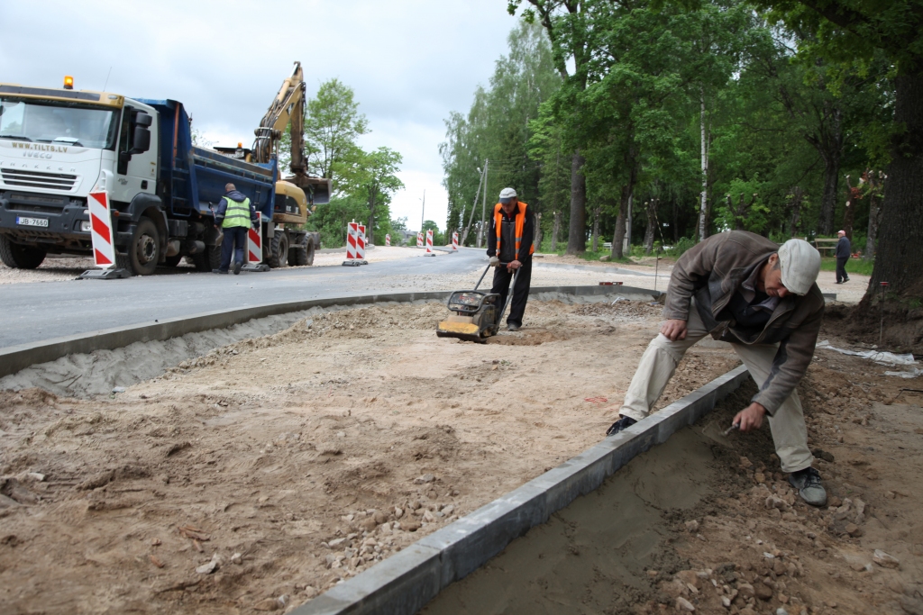 Kamēr Miera ielā notiek remontdarbi, iedzīvotājiem ir jārēķinās ar neērtībām un jābūt pacietīgiem.   
Autors: Gatis Bogdanovs