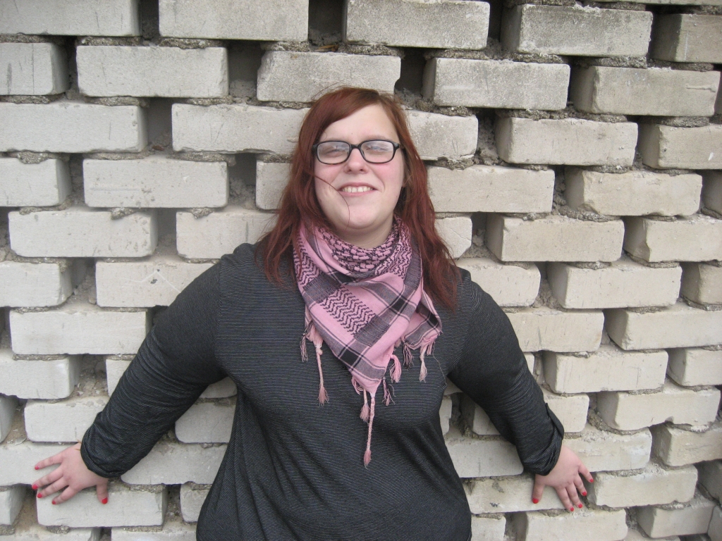 Piemīt drosme. 20 gadus vecā gulbeniete Ance Jolanta Lauva–Salnāja tautās laidusi jau savu otro lugu. Rindā pirmizrādi gaida arī trešā luga. Tās visas ir domātas iestudēšanai jauniešiem par jauniešiem. 
Autors: Diāna Odumiņa