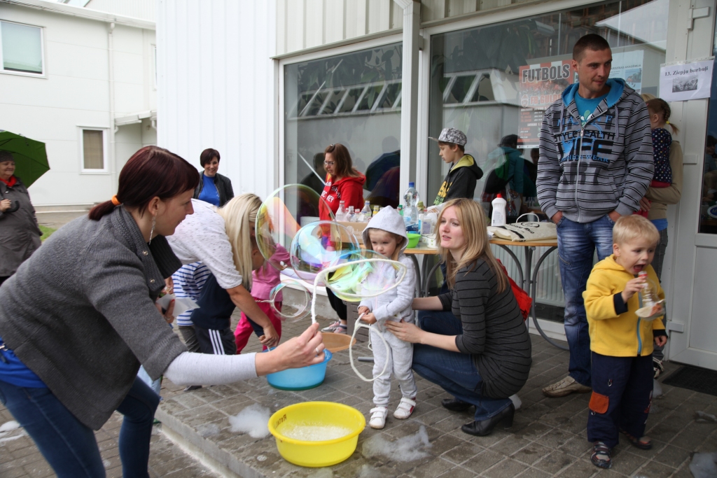Ziepju burbuļiem noteikti piemīt sava īpašā burvība, jo bērni kopā ar vecākiem labprāt piedalījās arī ziepju burbuļu izklaidē.
Autors: Gatis Bogdanovs