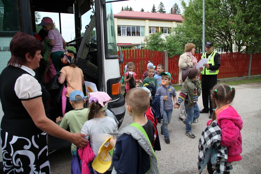 Pavadījuši dienu, bērni no Stāķu pirmsskolas izglītības iestādes ar autobusu atgriežas mājās.
Autors: Gatis Bogdanovs