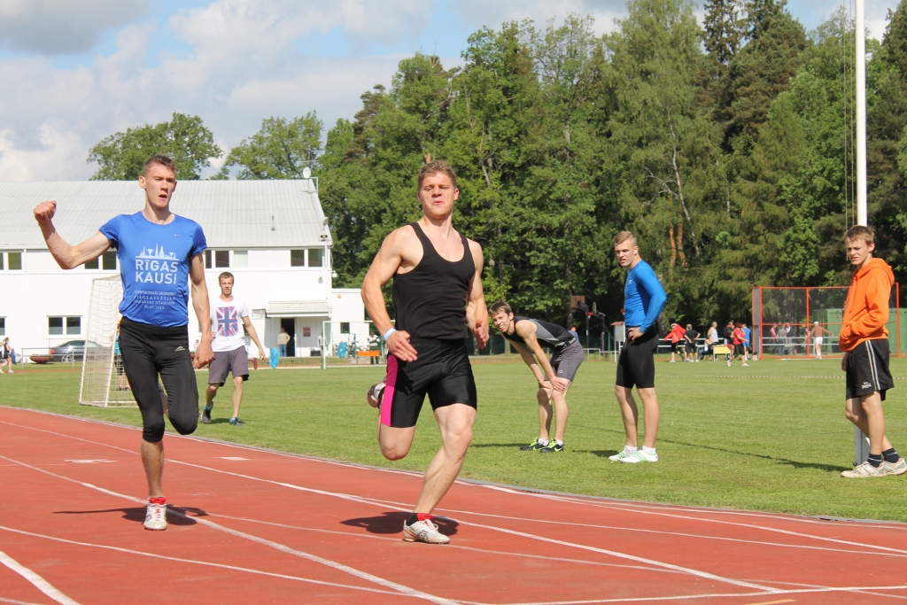 400 metru skrējienā sīva cīņa starp Artūru Krūmiņu (no labās) un Dāvi Kārkliņu. 
Autors: Ziedonis Lazdiņš