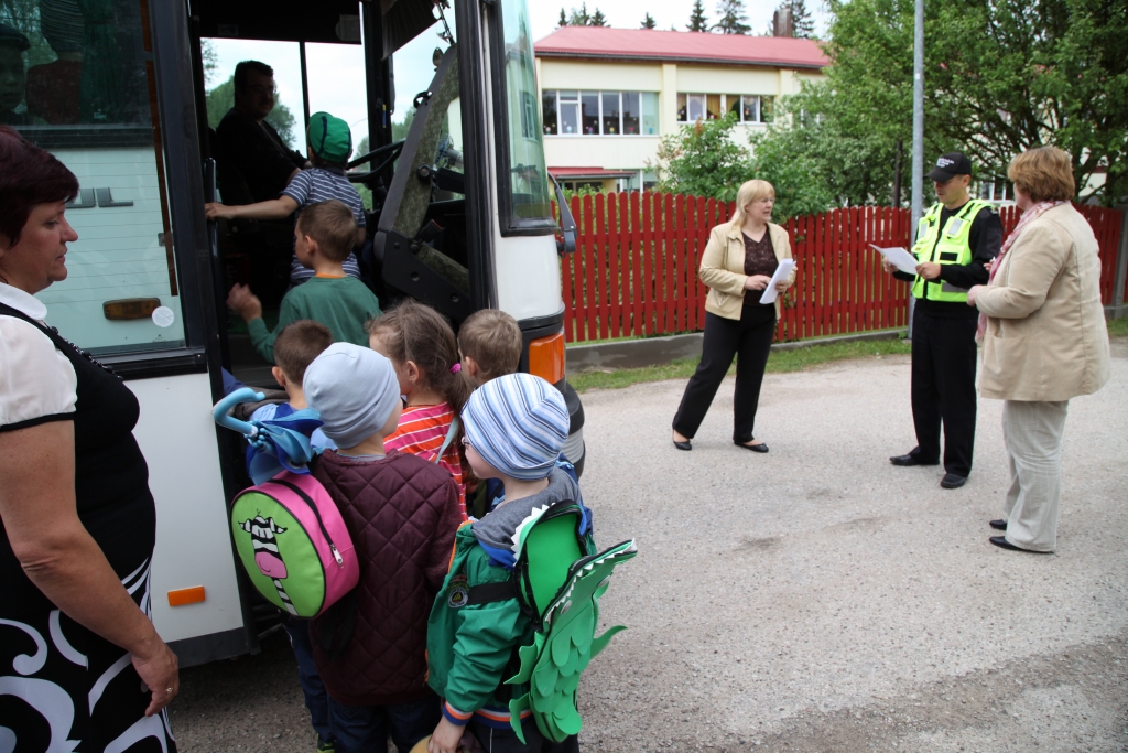 Pavadījuši dienu, bērni no Stāķu pirmsskolas izglītības iestādes ar autobusu atgriežas mājās.
Autors: Gatis Bogdanovs