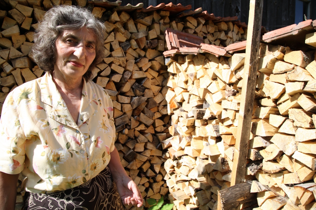 Ikdienā Anita rosās pa māju. Darba netrūkst. Skolas laikā viņa bērnus gaida mājās ar siltām pusdienām, bet tas nav viss. Vasarā tiek domāts par to, lai ziemā vieglāk - tiek vārīti ievārījumi un sarūpēta arī malka ziemai.
Autors: Gatis Bogdanovs