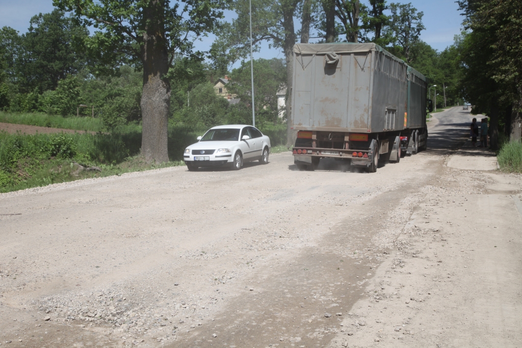 Portālā “www.dzirkstele.lv” iedzīvotāji pauž savu sašutumu par to, ka ielas posms no Rīgas un Brīvības ielas krustojuma līdz slimnīcai ir vienkārši briesmīgs. Pilsētas pārvaldē to sola lāpīt. 
Autors: Gatis Bogdanovs