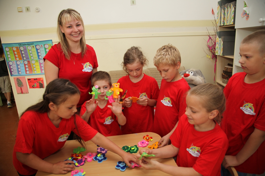 “Šķiet, ka mēs esam ļoti līdzīgi un tiešām varam darboties kā viena komanda,” par saviem mazajiem audzēkņiem saka skolotāja Rita Dilāne. 
Autors: Gatis Bogdanovs