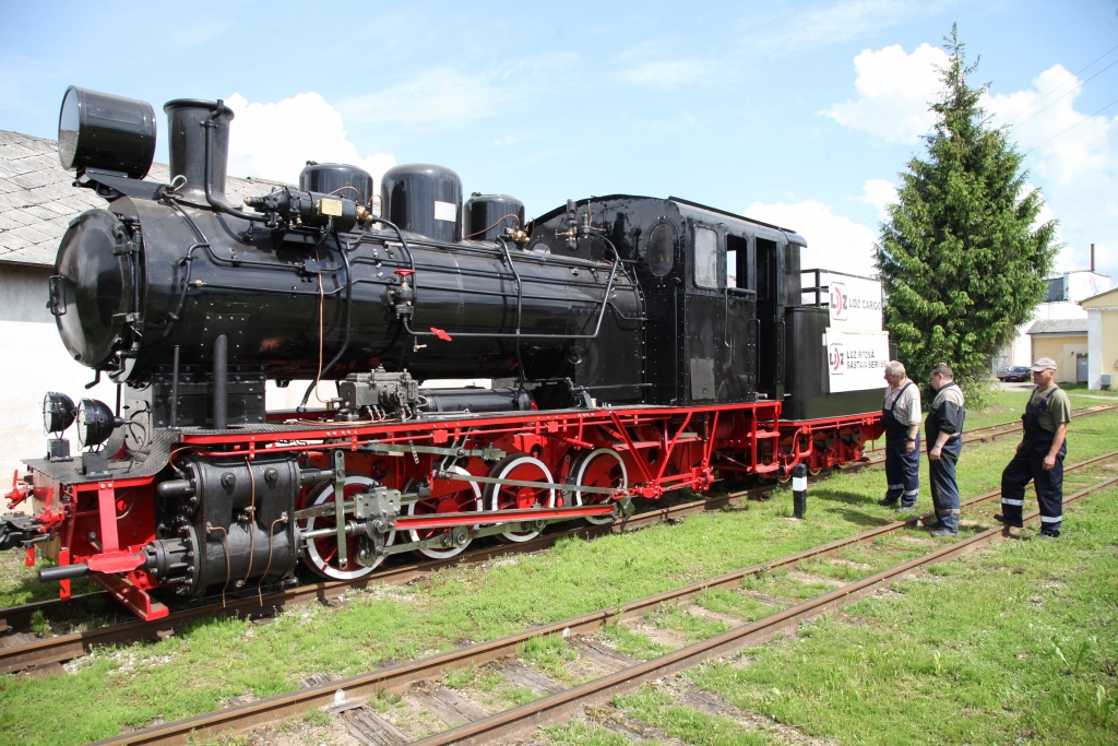 Prasības tādas pašas kā visam “Latvijas dzelzceļa” ritošajam sastāvam. Rekonstruētajai tvaika lokomotīvei nepietiek tikai skaisti izskatīties. Tai jākārto eksāmeni, lai drīkstētu šaursliežu ceļā vest aiz sevis pasažieru vagonus.
Autors: Gatis Bogdanovs