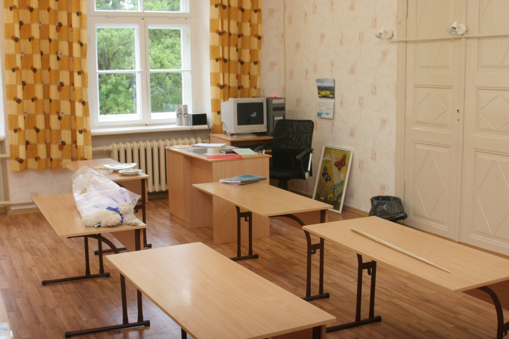 Lai arī skolēnu ar katru gadu kļūst arvien mazāk, proti, ir zināms, ka pēc šībrīža prognozēm jaunajā mācību gadā būs par aptuveni 100 līdz 120 skolēniem mazāk un klašu telpas arvien tukšākas, jauno mācību gadu mūsu novada skolas var sagaidīt, kā tās plānojušas. 
Autors: no “Dzirksteles” arhīva