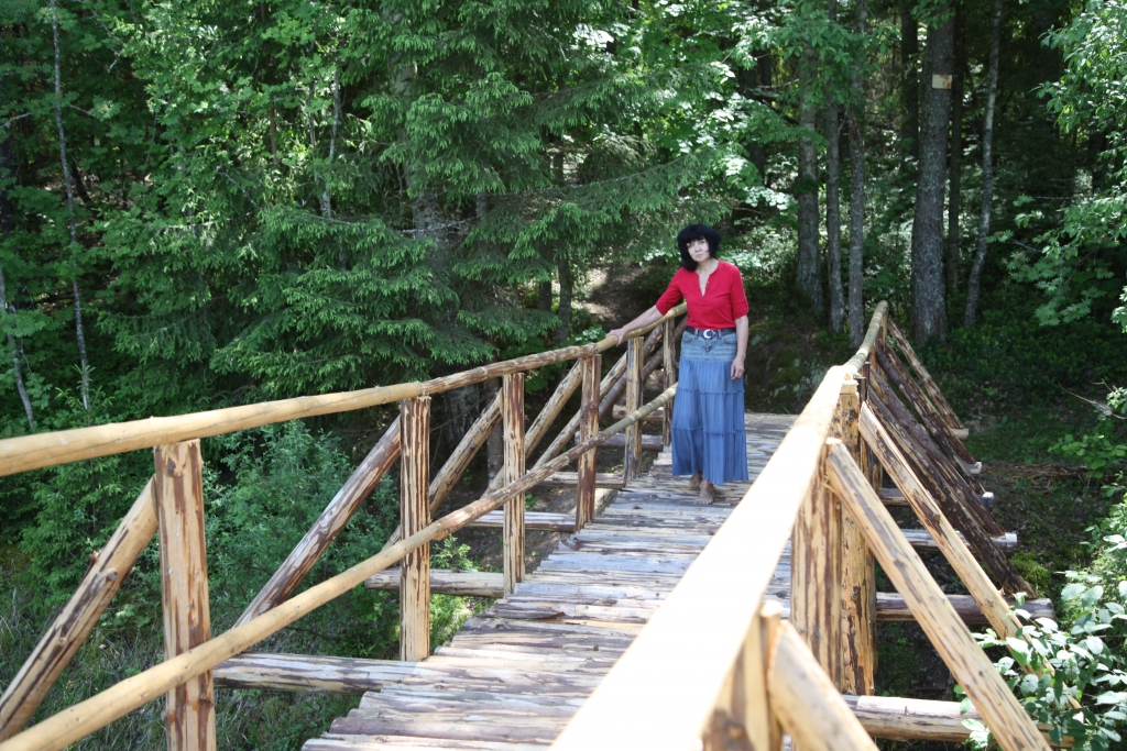 “Šis tiltiņš ir mans šīpavasara prieks. Manā darba mūžā tas ir jau otrais tiltiņš. Pirmais nokalpoja 12 gadus,” saka Druvienas vecās skolas-muzeja vadītāja Ligita Zvaigznekalne. 	
Autors: Gatis Bogdanovs