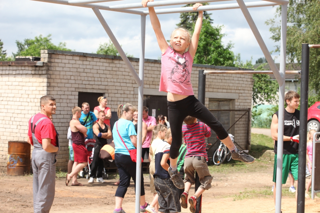 Ielu vingrošanas laukuma atklāšanas pasākumā interesi par darbošanos pie stieņiem izrādīja ne tikai puiši. Savus spēkus izmēģināja arī meitenes.  
Autors: Gatis Bogdanovs