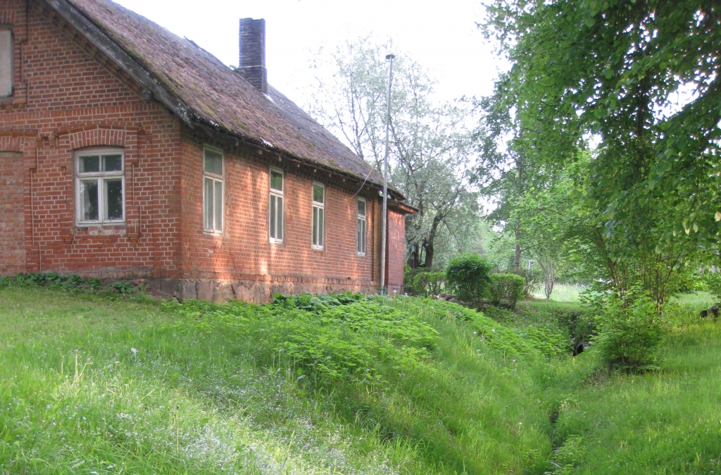 Dārznieka namiņš simtgadīgu parka koku ielenkumā līdzinās piparkūku mājiņai no pasakas par Ansīti un Grietiņu. 
Autors: Diāna Odumiņa